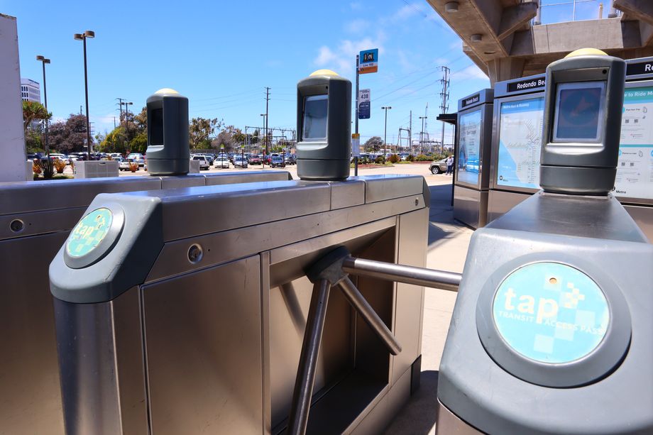 Los Angeles – This winter, you’ll be able to pay for Metro rides with your phone