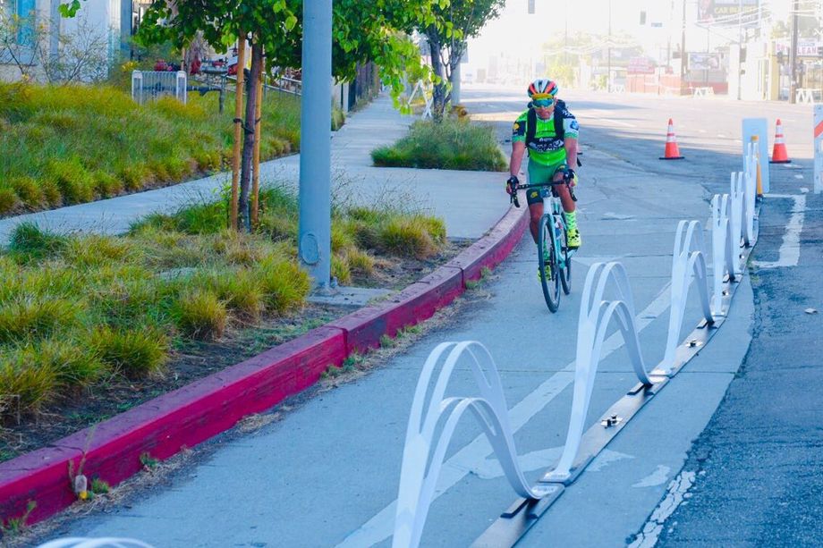 LA tests wavy bike barrier to protect cyclists from passing cars